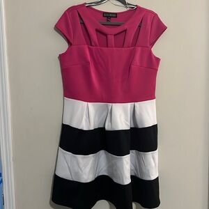 Karen Stevens Flare Cap sleeve dress. Fuschia/Black/White. Size 14